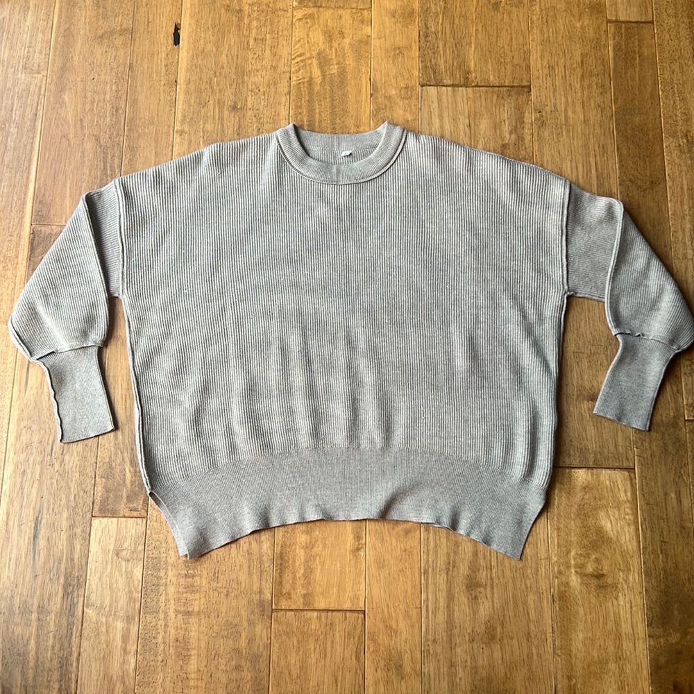 Anrebess Crew Neck Batwing Sleeve Side Split Knit Sweater in Size Medium.